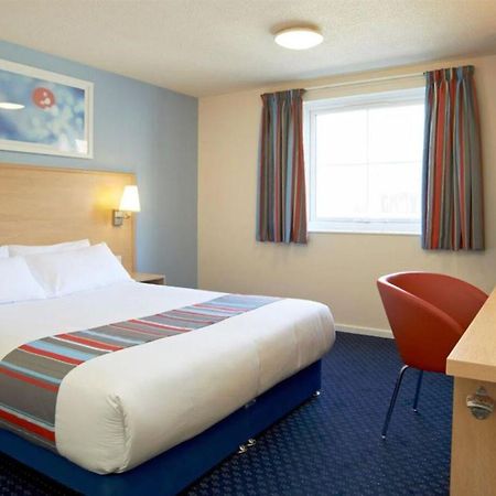 แทรเวลลอดจ์ นิวบิวรี ทอตฮิลล์ Hotel Highclere ภายนอก รูปภาพ